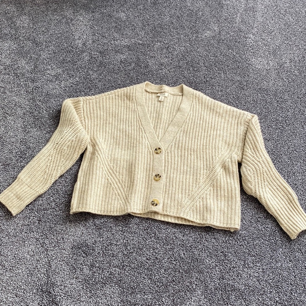 Oversized cardigan sweater. Color tan.
